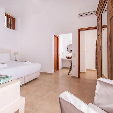 Charming Santorini 1 Bedroom Dragneel With Spacious Terrace Featuring Outdoor Hot Tub