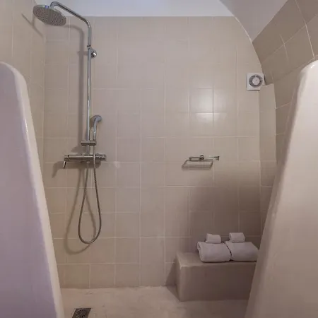 Vila Charming Santorini 1 Bedroom Dragneel With Spacious Terrace Featuring Outdoor Hot Tub *