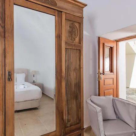 Charming Santorini 1 Bedroom Dragneel With Spacious Terrace Featuring Outdoor Hot Tub * Pýrgos