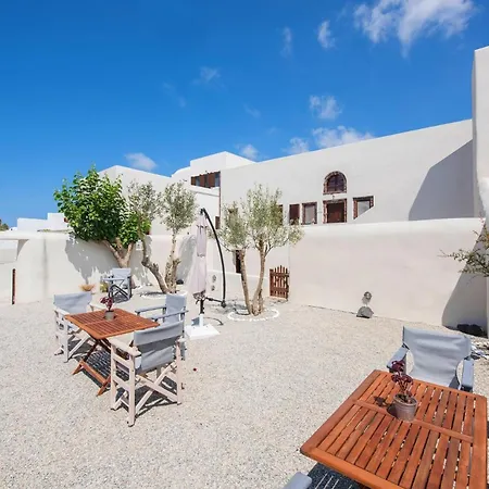 Charming Santorini 1 Bedroom Dragneel With Spacious Terrace Featuring Outdoor Hot Tub Pýrgos